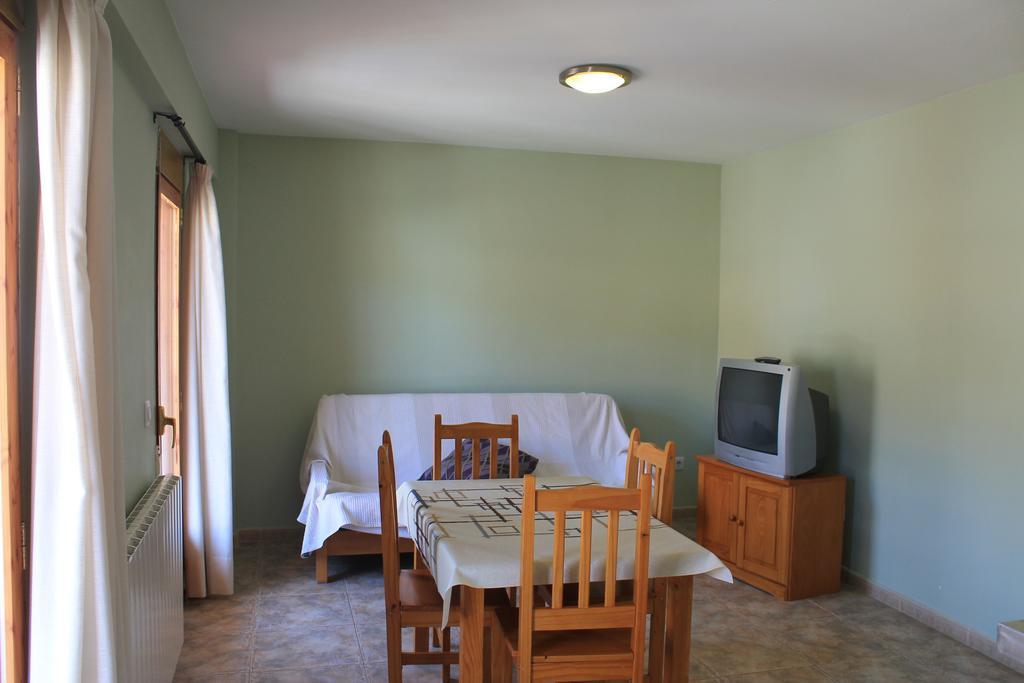Apartamentos Turisticos Rosario Camarena de la Sierra Værelse billede